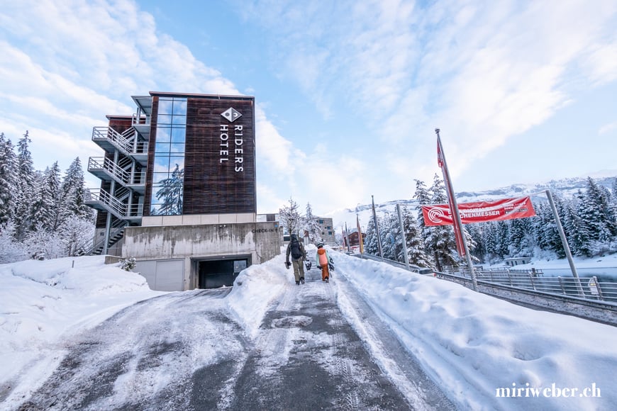 Riders Hotel, Flims, Laax, Winter, Bergbahnen, Pisten, Wintersaison, Snowboarden, Skigebiet, Skiregion, Graubünden, Schweiz, Laax Talstation