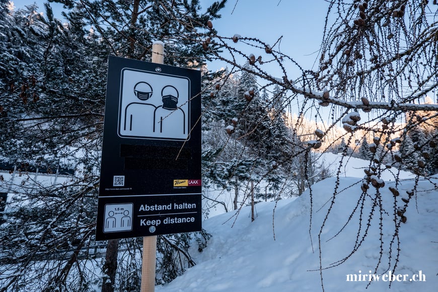 Corona Sicherheitskonzept im Skigebiet, Flims, Laax, Talstation, Bergbahnen, Skifahren, Pistenplan, Gondel, Seilbahn, Winter, Skigebiet