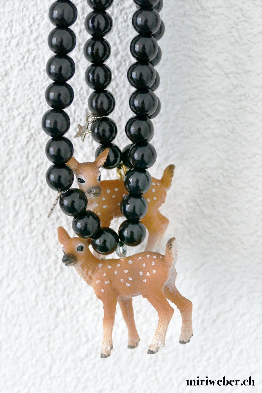 Schleich Tiere, Kette, selber machen, DIY, Schleichtierkette, basteln mit Schleichtieren, Kinderschmuck, Anleitung, Schmuck selber machen, Basteln mit Kindern, Geschenkidee