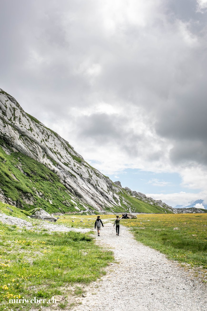 Wanderung Alp Nagens, Naraus, Segnesboden, einfache Wanderung, Familien Wanderung, Wanderung mit Kinder, Wandertipps, Flims, Laax, Falera, Graubünden, Schweiz, Familien Blog, Travel Blog, Tipps für Familien, Tschingelhörner, Unesco Welterbe