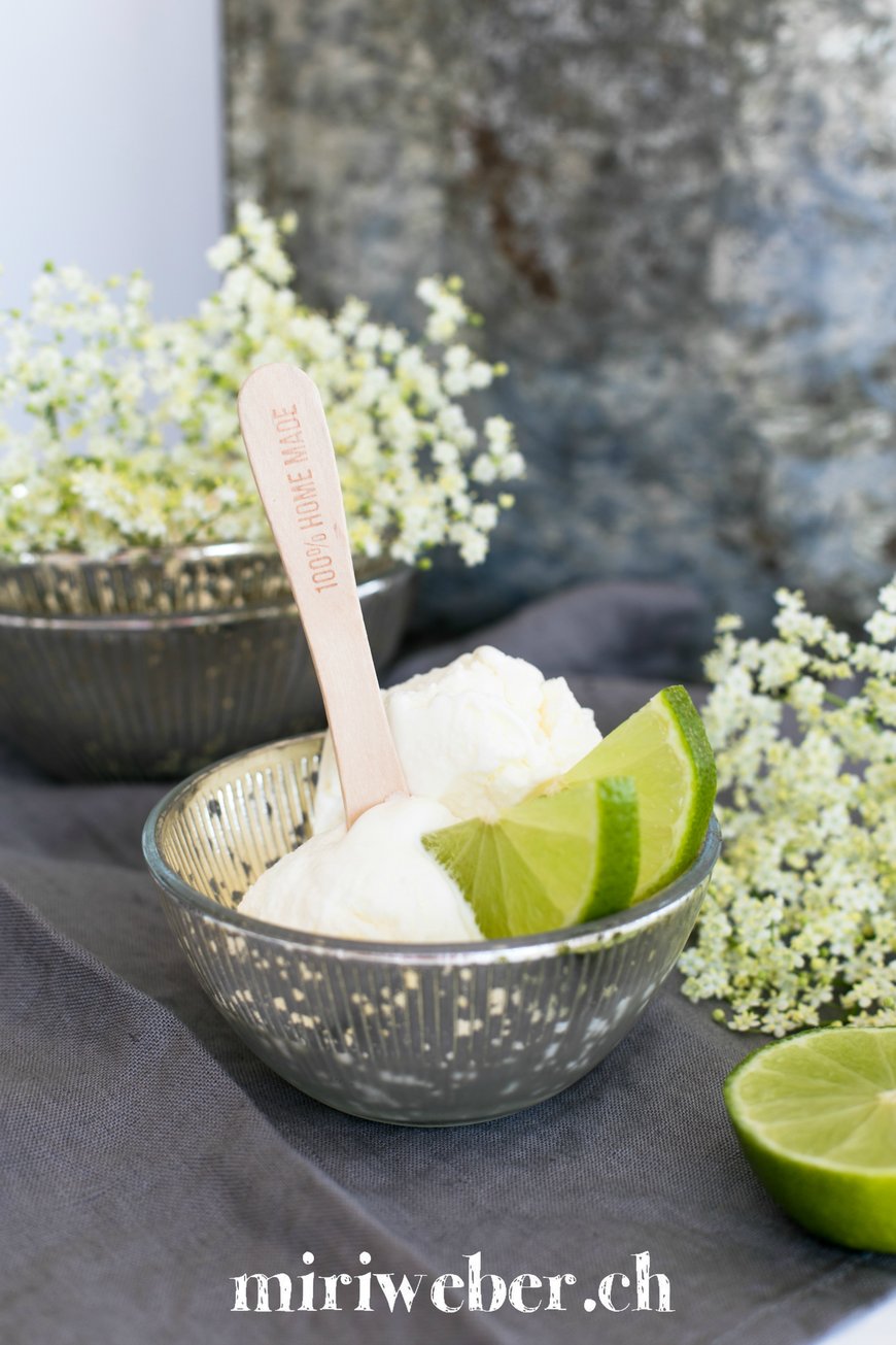 Holunderblüten Sirup, Rezept, Eis, Rezept, Ice Cream, Holunder, Sommer, Glace selber machen, Recipe, Food Blog Schweiz, Eis, mit Eismaschine