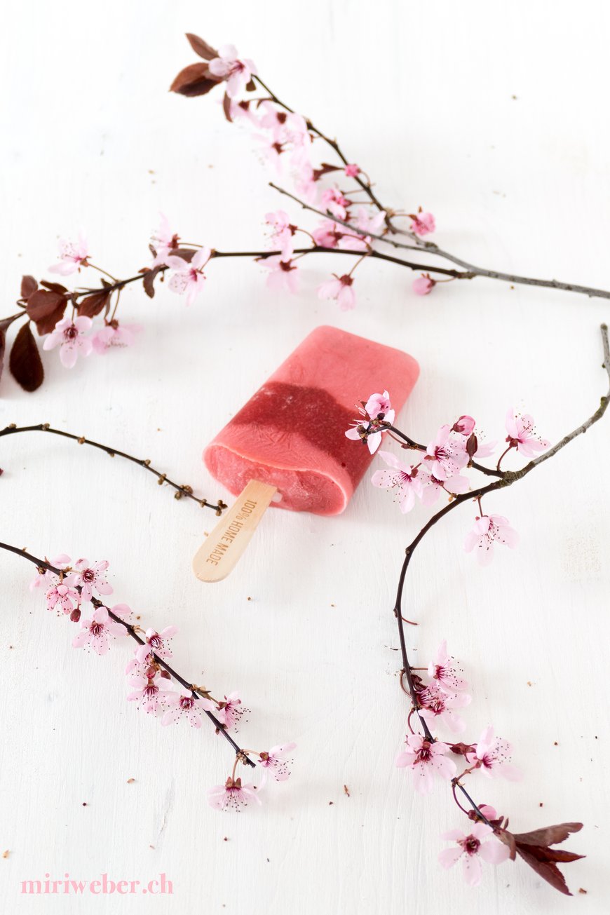 Erdbeer Eis, Erdbeer Glace, Rezept, gesund, Erdbeer Ice, Strawberry Ice Cream, Eis am Stiel, healthy, Foodblog Schweiz, Glace selber machen, gesundes Eis, Früchte Eis, gesunde Dessert, Sommer Dessert, Schweizer Foodblog