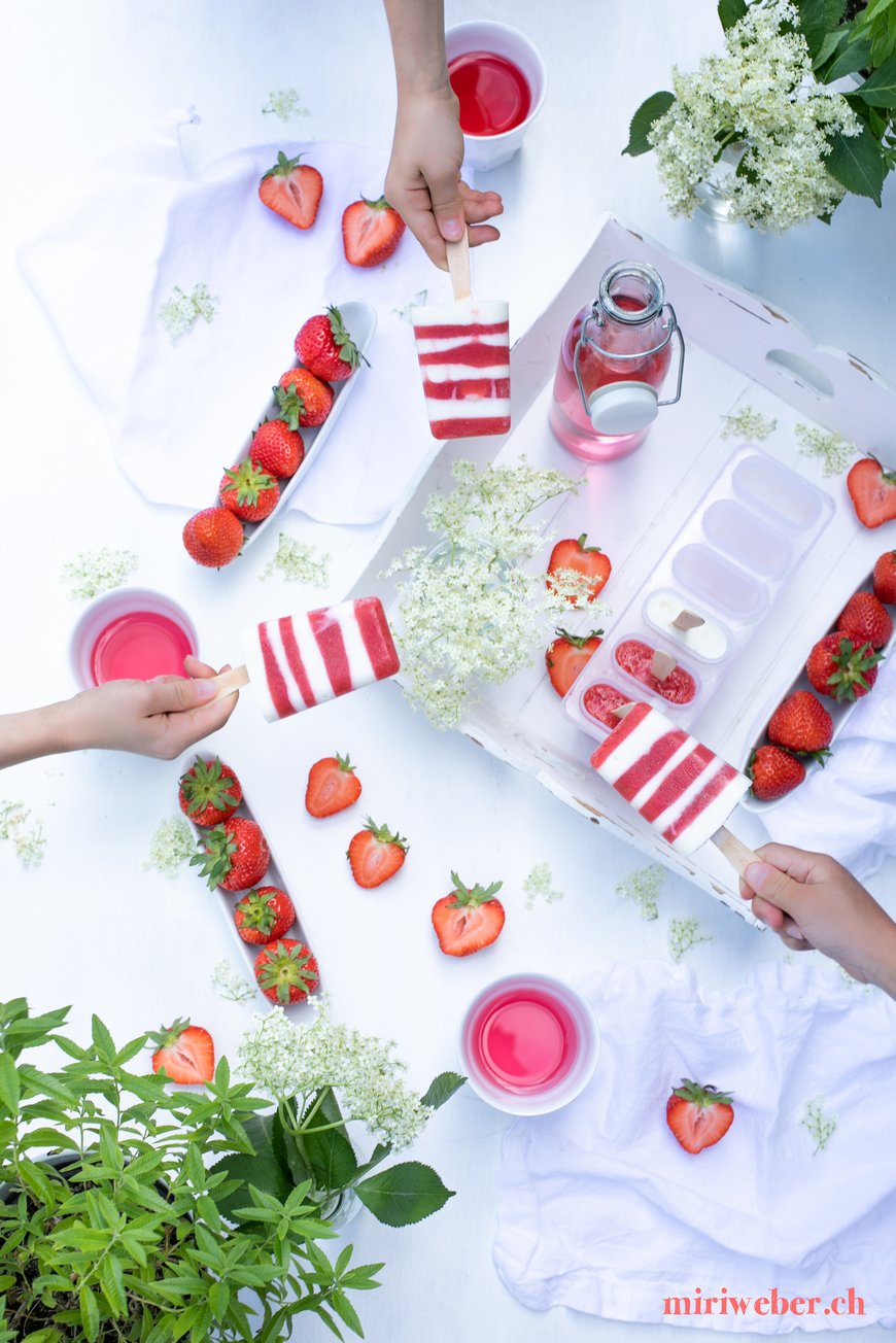 Erdbeer Holunderblüten Rezepte, Erdbeer Holunderblüten Eis, Erdbeer Holunderblüten Ice Cream, Erdbeer Holunderblüten, Rezept, einfach, schnell, Stengelglace, Stengel Eis, Foodblog Schweiz, Schweizer Foodblog, saisonal, Kinder Eis, gesundes Eis
