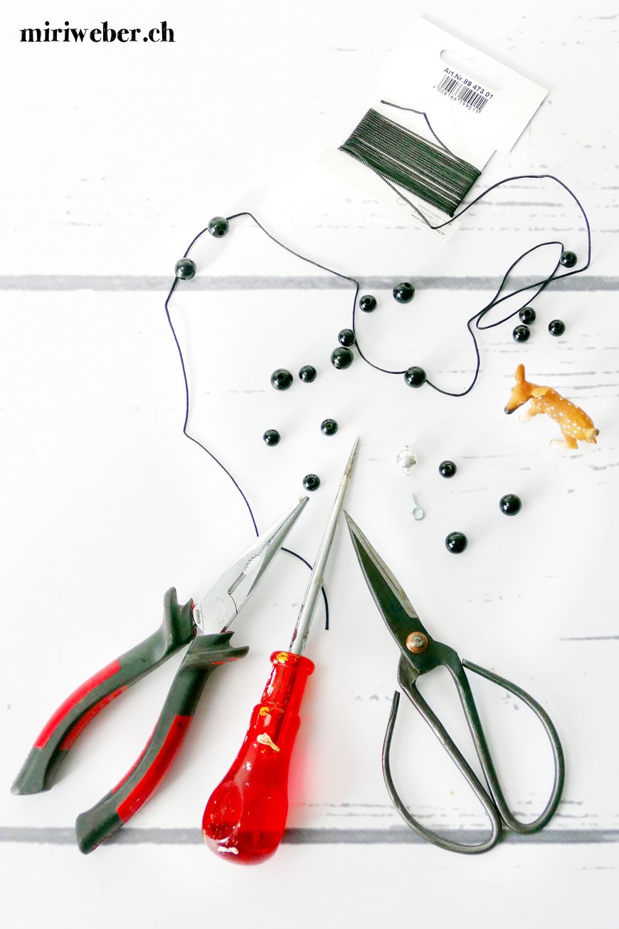 Schleich Tiere, Kette, selber machen, DIY, Schleichtierkette, basteln mit Schleichtieren, Kinderschmuck, Anleitung, Schmuck selber machen, Basteln mit Kindern, Geschenkidee