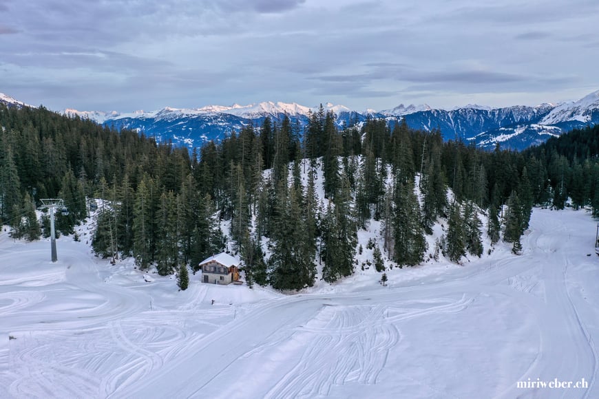 Drohnenaufnahmen, Tegia Alp Plaun, Flims, Laax, Berghütte, Ferienhaus, Maiensäss, Graubünden, Schweiz, Content Creator, Fotografin, Fotograf