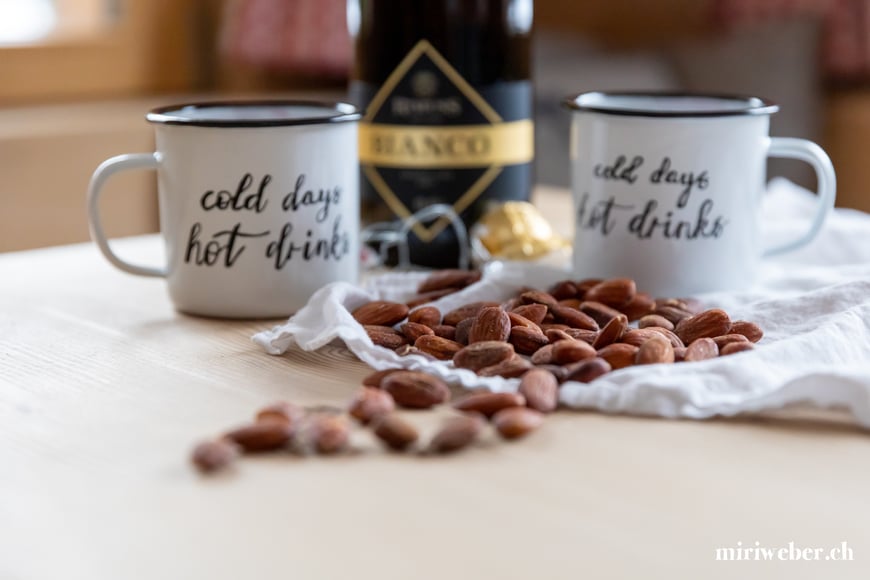 Punsch, Rezept, Heissgetränk, Glühwein, alkoholfrei, gesund, Holundersaft, Drink, Winter Apero, Rimuss, Content Creation Schweiz, Foodblog Schweiz, Schweizer Foodblog, Salz Mandeln