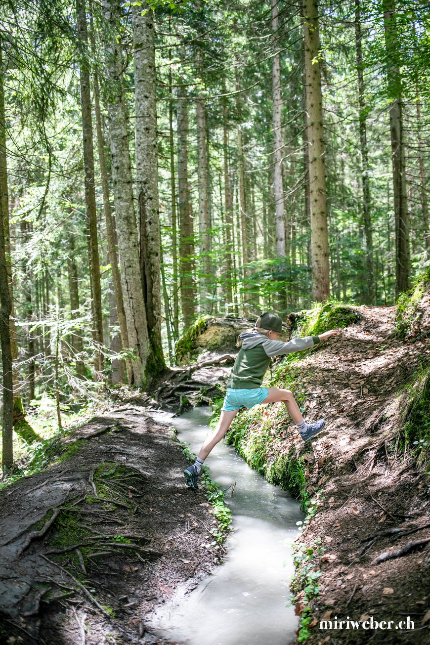 Connbächli, Flims, Laax, Wandern mit Kindern, Familienwanderung, einfache Wanderung, Bächli, Weg, Caumasee, Familien, einfache Wanderung, Schweiz, Wandertipps, kurze Wanderung, Conn, Crestasee, Travel, Blog, Schweiz