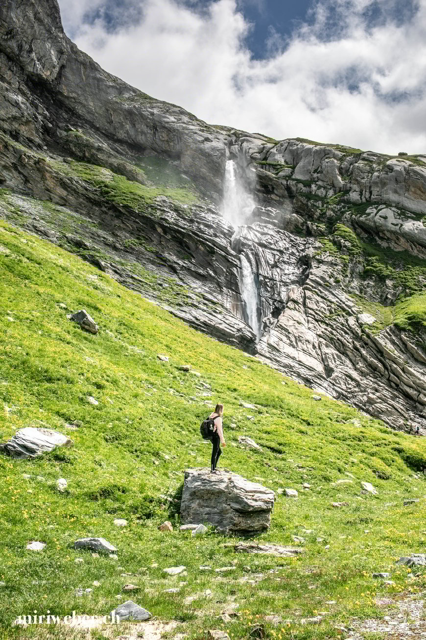Wasserfall, Wanderung Alp Nagens, Naraus, Segnesboden, einfache Wanderung, Familien Wanderung, Wanderung mit Kinder, Wandertipps, Flims, Laax, Falera, Graubünden, Schweiz, Familien Blog, Travel Blog, Tipps für Familien, Tschingelhörner, Unesco Welterbe