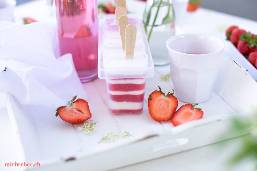 Erdbeer Holunderblüten Rezepte, Erdbeer Holunderblüten Eis, Erdbeer Holunderblüten Ice Cream, Erdbeer Holunderblüten, Rezept, einfach, schnell, Stengelglace, Stengel Eis, Foodblog Schweiz, Schweizer Foodblog, saisonal, Kinder Eis, gesundes Eis