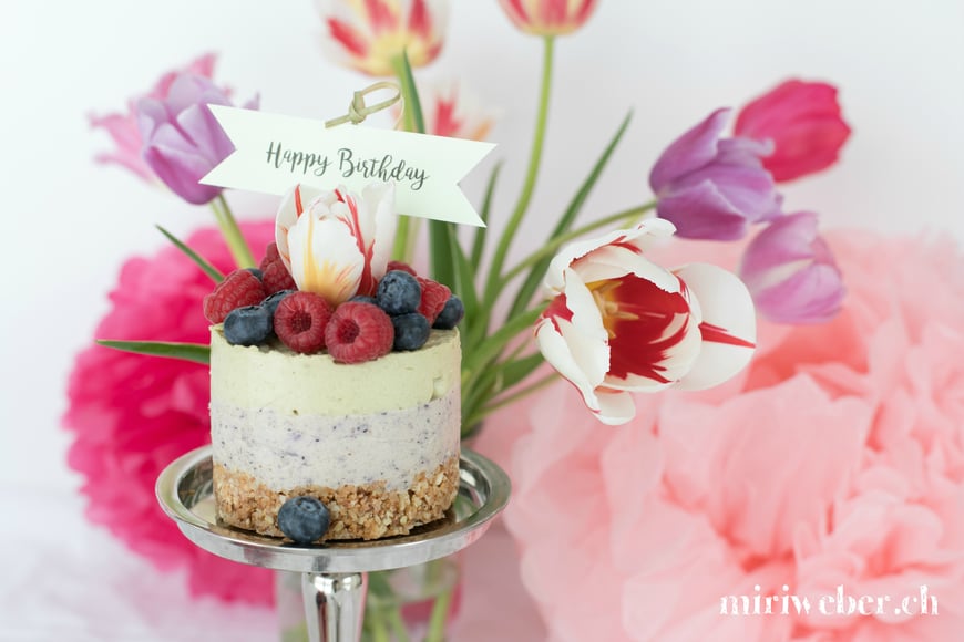 Foodblog Schweiz, gesunde Quarktorte, Rezept Quarktorte, Quarktorte mit Avocado, Heidelbeeren, Himbeeren und Cantucciniboden, Foodfotografie, Foodstyling Schweiz