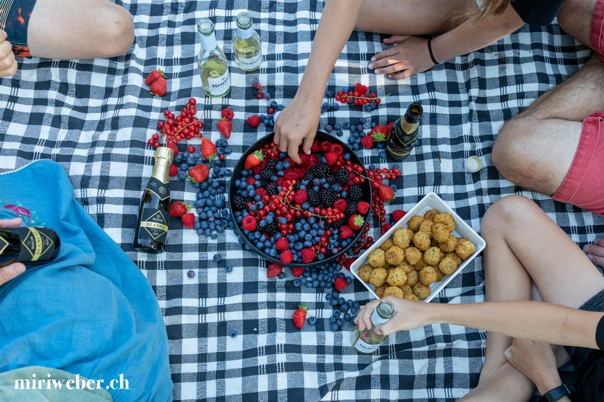 Alkoholfrei, Apero, Foto Shooting für Rimuss am Caumasee, Flims, Laax, Rimuss Piccolo, Mini Rimuss Flaschen, Content Creator Schweiz