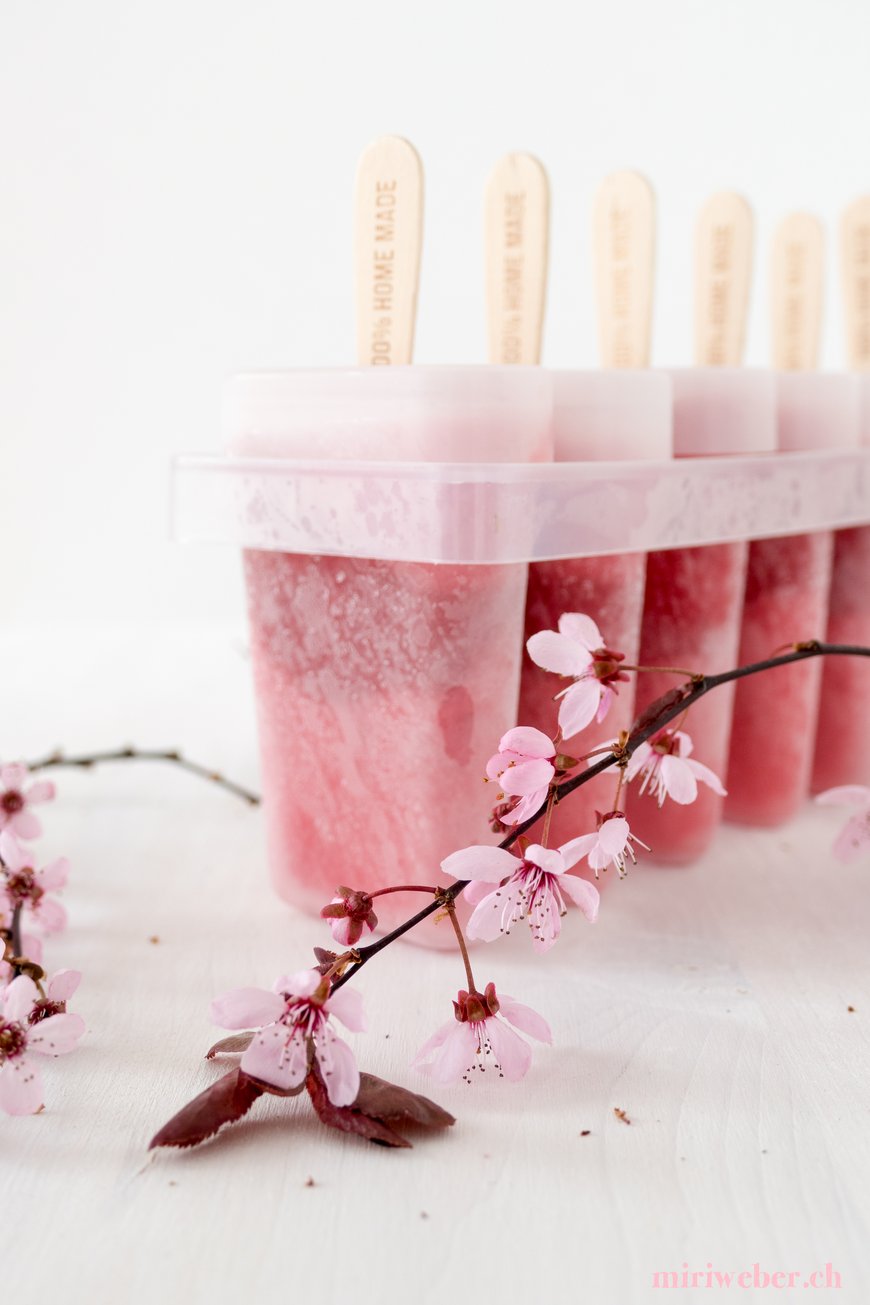 Erdbeer Eis, Erdbeer Glace, Rezept, gesund, Erdbeer Ice, Strawberry Ice Cream, Eis am Stiel, healthy, Foodblog Schweiz, Glace selber machen, gesundes Eis, Früchte Eis, gesunde Dessert, Sommer Dessert, Schweizer Foodblog