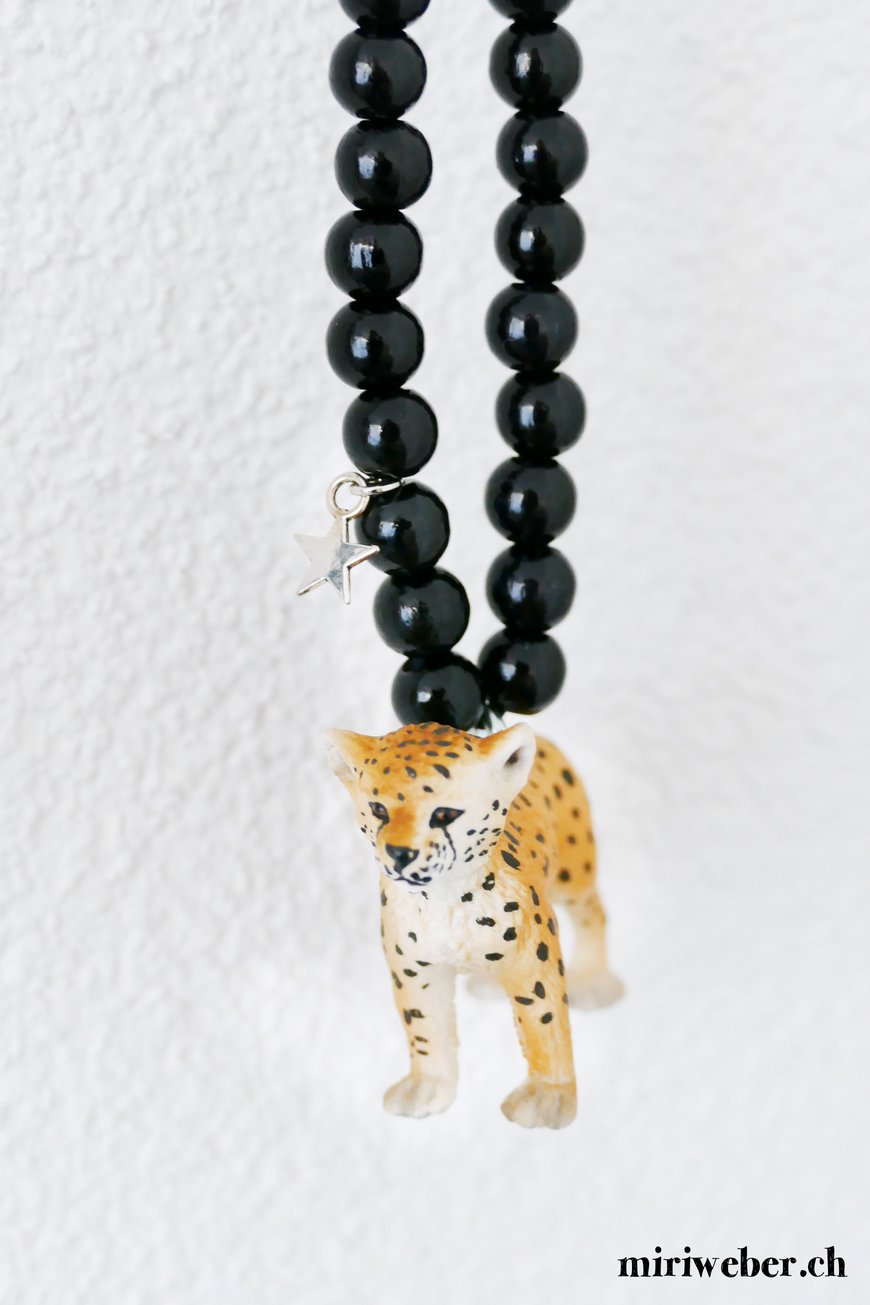 Schleich Tiere, Kette, selber machen, DIY, Schleichtierkette, basteln mit Schleichtieren, Kinderschmuck, Anleitung, Schmuck selber machen, Basteln mit Kindern, Geschenkidee