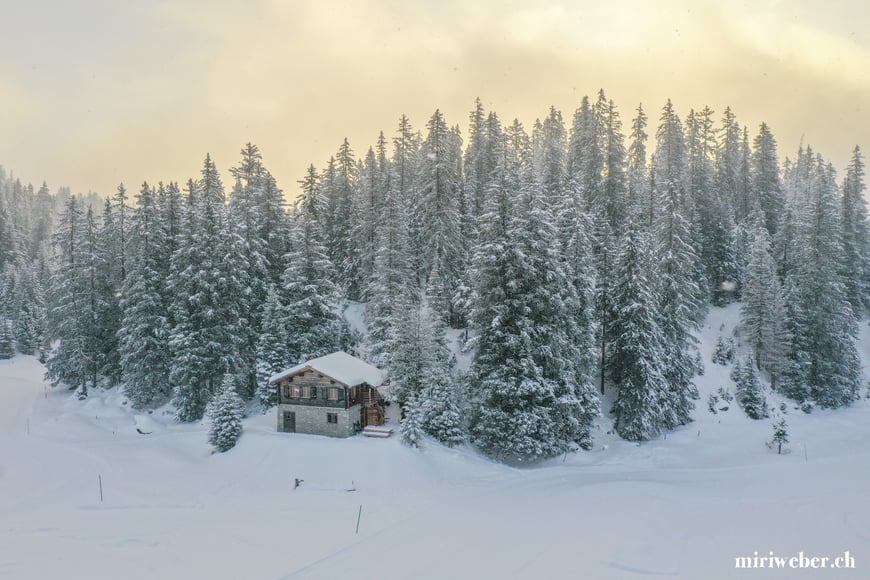 Tegia Alp Plaun, Flims, Laax, Berghütte, Ferienhaus, Maiensäss, mieten, Drohnenaufnahmen, Graubünden, Schweiz, Content Creator, Fotografin, Fotograf