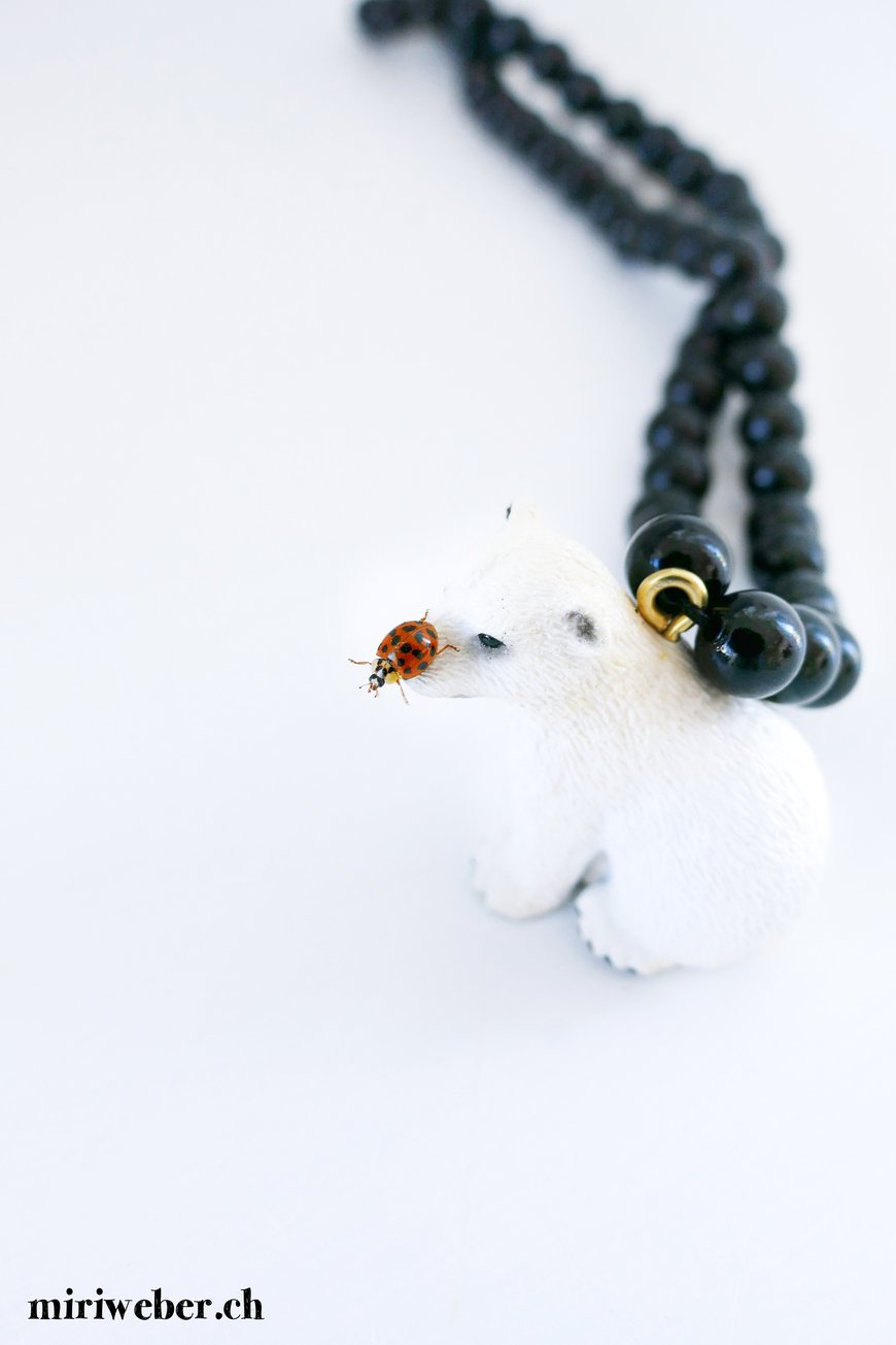 Schleich Tiere, Kette, selber machen, DIY, Schleichtierkette, basteln mit Schleichtieren, Kinderschmuck, Anleitung, Schmuck selber machen, Basteln mit Kindern, Geschenkidee