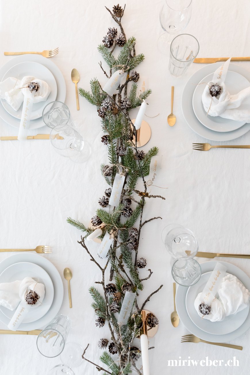 DIY Blog, Tischdekoration, Weihnachten, Naturmaterialien, Dekoration, Christmas, Content Creation, Familienblog Schweiz, famigros, Weihnachtstisch, Dekoration Weihnachtsessen