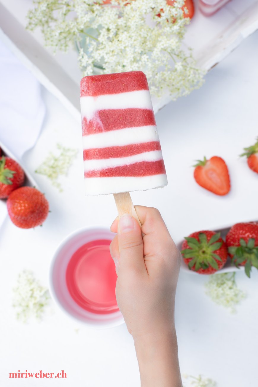 Erdbeer Holunderblüten Rezepte, Erdbeer Holunderblüten Eis, Erdbeer Holunderblüten Ice Cream, Erdbeer Holunderblüten, Rezept, einfach, schnell, Stengelglace, Stengel Eis, Foodblog Schweiz, Schweizer Foodblog, saisonal, Kinder Eis, gesundes Eis