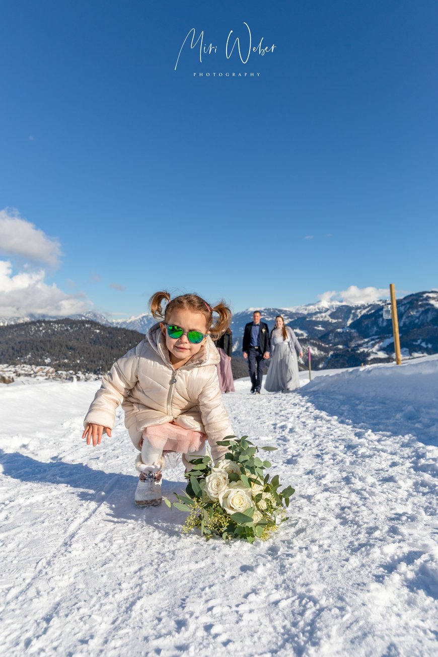 Fotograf, Fotografin, Flims, Laax, Falera, Familienfotos, Familienshooting, Familienportrait, heiraten, Hochzeit, Laternenweg Falera, Zivilstandesamt, Hochzeitsfotografin