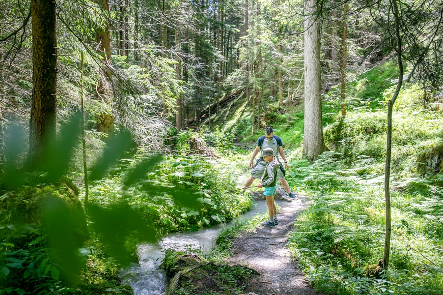 Connbächli, Flims, Laax, Wandern mit Kindern, Familienwanderung, einfache Wanderung, Bächli, Weg, Caumasee, Familien, einfache Wanderung, Schweiz, Wandertipps, kurze Wanderung, Conn, Crestasee, Travel, Blog, Schweiz