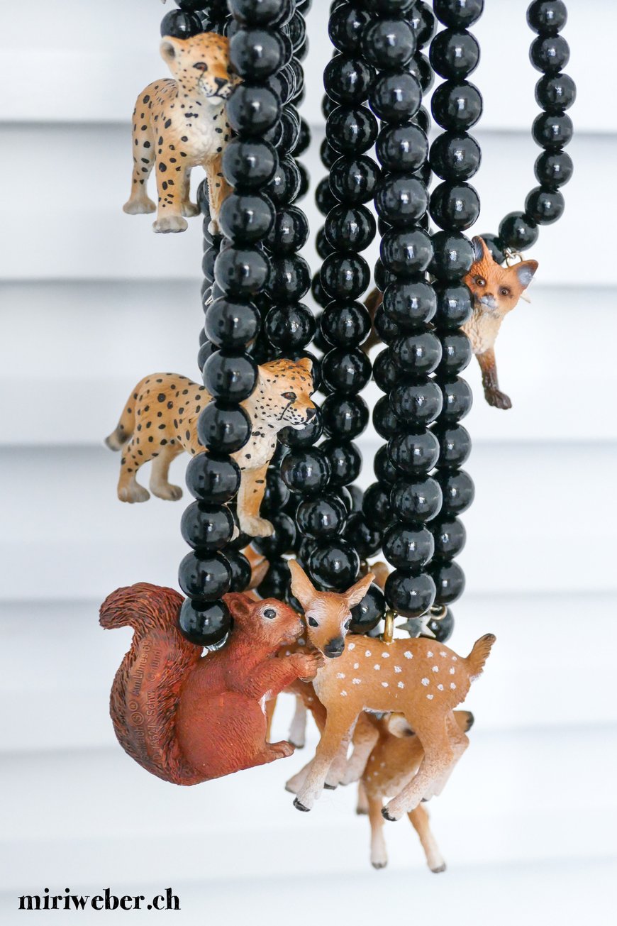 Schleich Tiere, Kette, selber machen, DIY, Schleichtierkette, basteln mit Schleichtieren, Kinderschmuck, Anleitung, Schmuck selber machen, Basteln mit Kindern, Geschenkidee