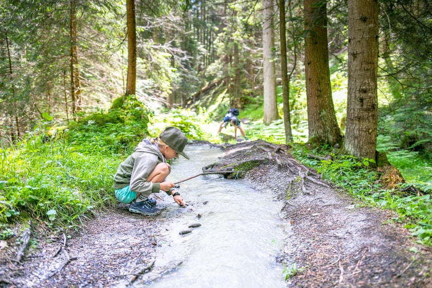 Connbächli, Flims, Laax, Wandern mit Kindern, Familienwanderung, einfache Wanderung, Bächli, Weg, Caumasee, Familien, einfache Wanderung, Schweiz, Wandertipps, kurze Wanderung, Conn, Crestasee, Travel, Blog, Schweiz
