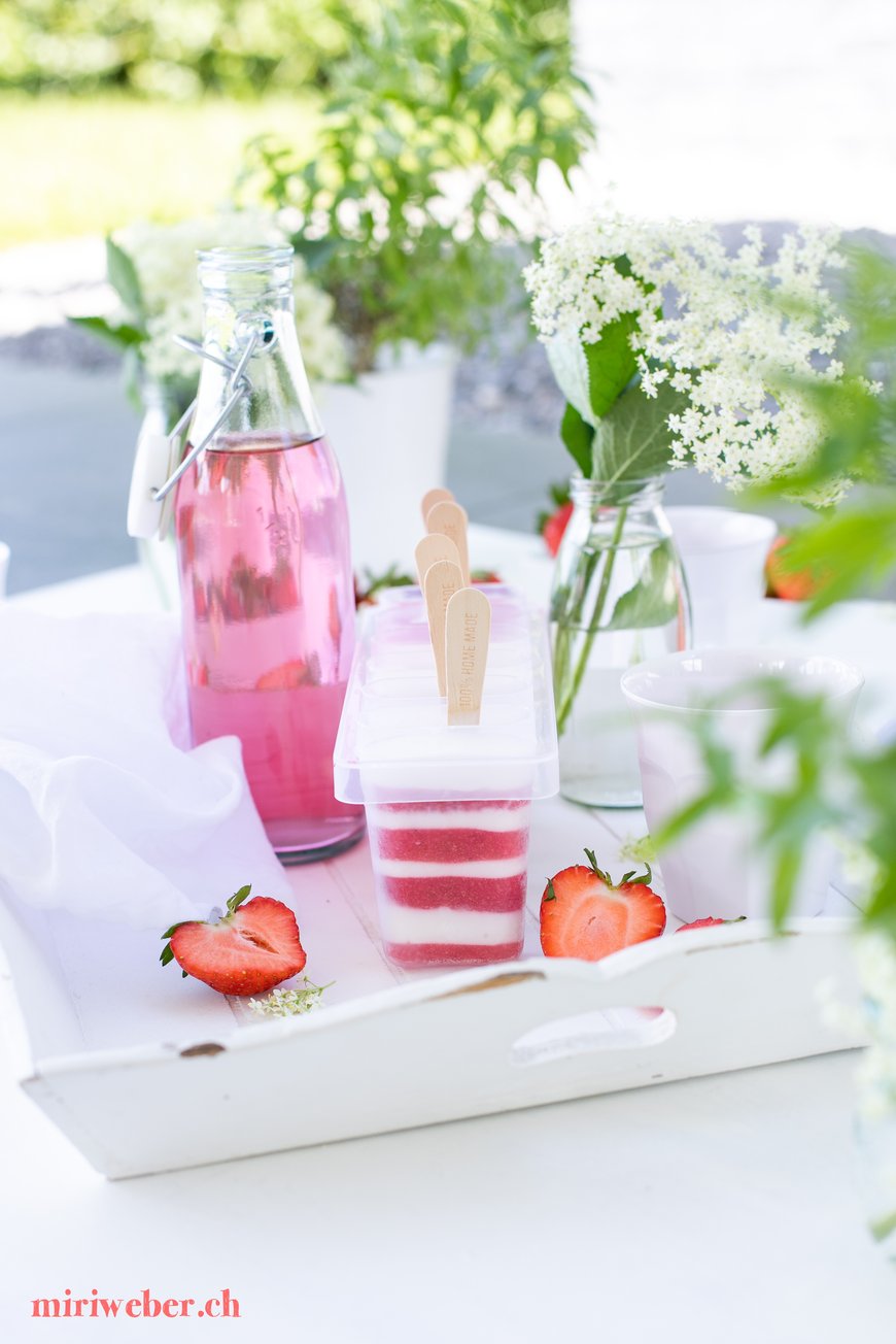 Erdbeer Holunderblüten Rezepte, Erdbeer Holunderblüten Eis, Erdbeer Holunderblüten Ice Cream, Erdbeer Holunderblüten, Rezept, einfach, schnell, Stengelglace, Stengel Eis, Foodblog Schweiz, Schweizer Foodblog, saisonal, Kinder Eis, gesundes Eis