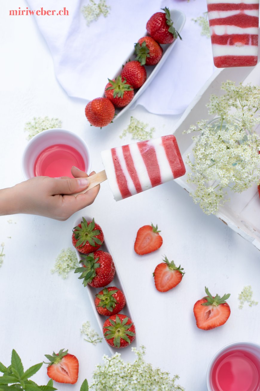 Erdbeer Holunderblüten Rezepte, Erdbeer Holunderblüten Eis, Erdbeer Holunderblüten Ice Cream, Erdbeer Holunderblüten, Rezept, einfach, schnell, Stengelglace, Stengel Eis, Foodblog Schweiz, Schweizer Foodblog, saisonal, Kinder Eis, gesundes Eis