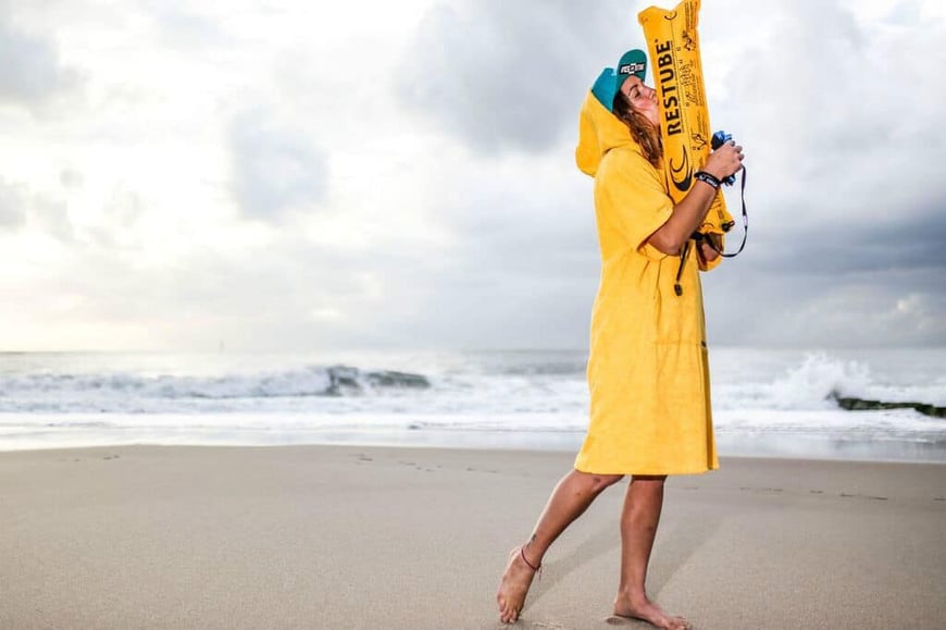 Atlantic Shore Basic Poncho Yellow am Strand mit WindSucht