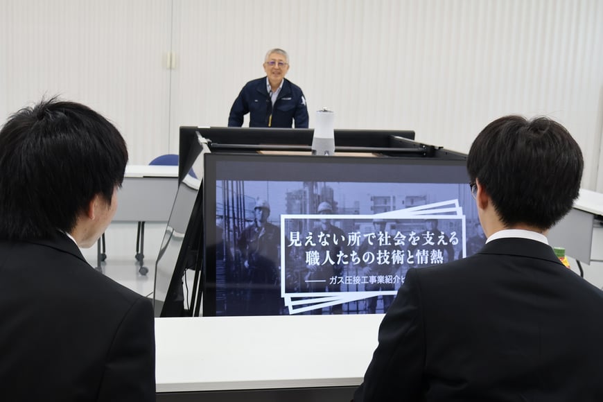 リクルート用動画を見る高校生たち