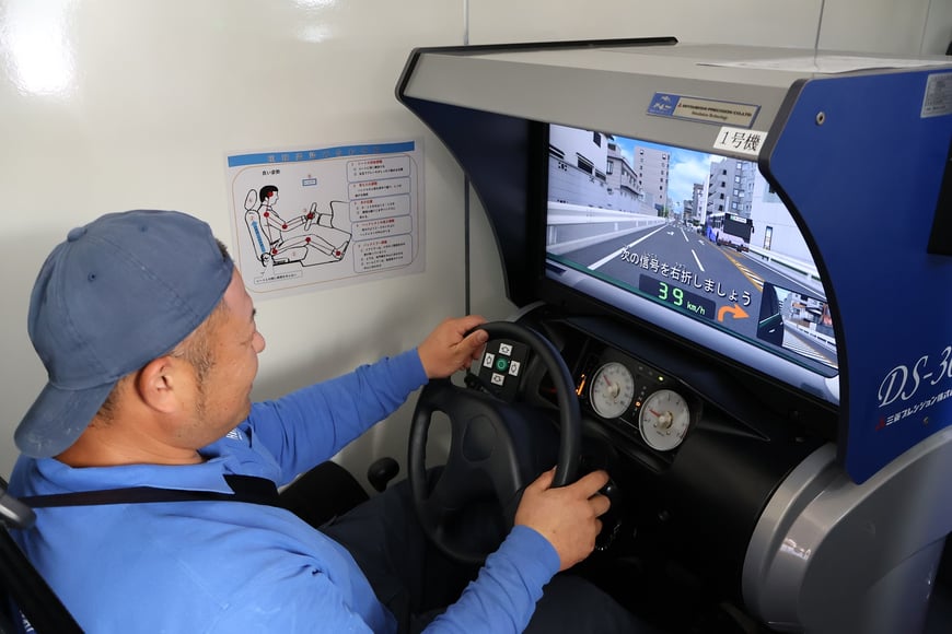 キャッチ号（ドライビングシュミレーター搭載車）ではゲーム感覚で危険個所を学ぶことができます