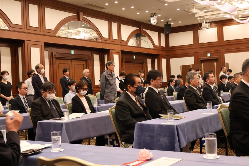 表彰者は1名ずつ名前が呼ばれます