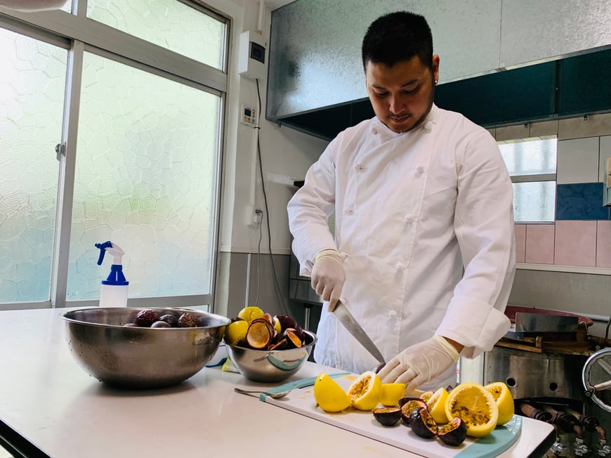 ▲パティシエとしての経験を生かし、パッションフルーツの6次産業化に成功した熱帯果樹園小池さん家の次男柾(まさき)さん