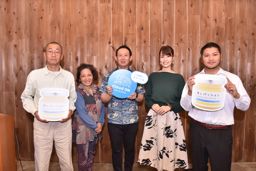 ▲6次産業化商品記者発表(左から、小池さん父、小池さん母、高畑、モデルの木寺莉菜さん、小池柾さん)