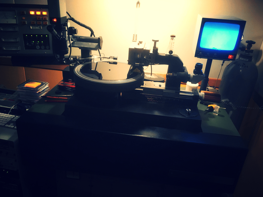 写真は3月にリリースした健一さんの楽曲も収録したコンピのカッティングの時の写真なのでHEAR ME NOWとは関係ありません