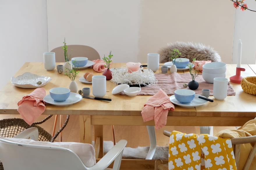 dieartigeBLOG - Ostern -Tischdekoration; weißes + hellblaues Geschirr, etwas Lachs, Koralle und Senfgelb als fröhliche Farbtupfer