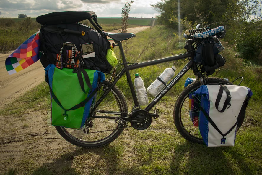 La bicicleta que lleva la Wiphala