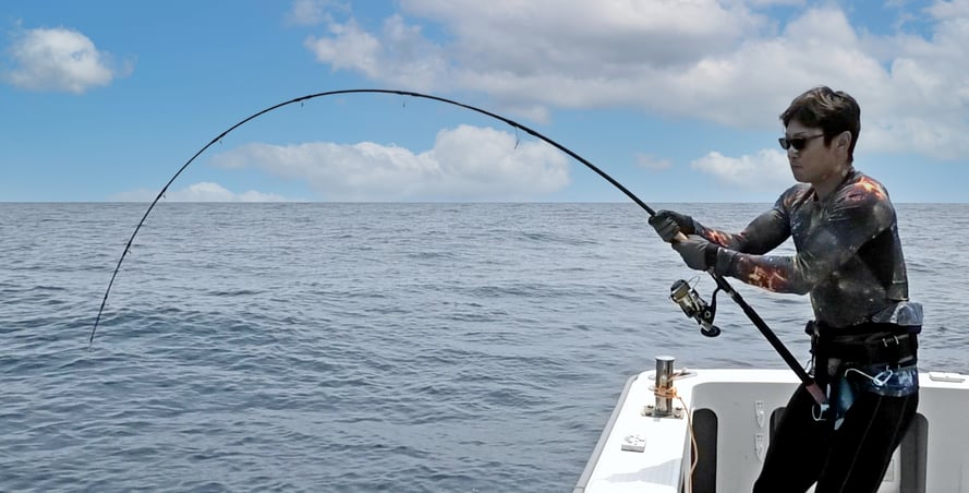 ジャンプライズのオフショアロッド、モンスターアブソーバーが大型マグロとのファイトで衝撃を吸収する様子
