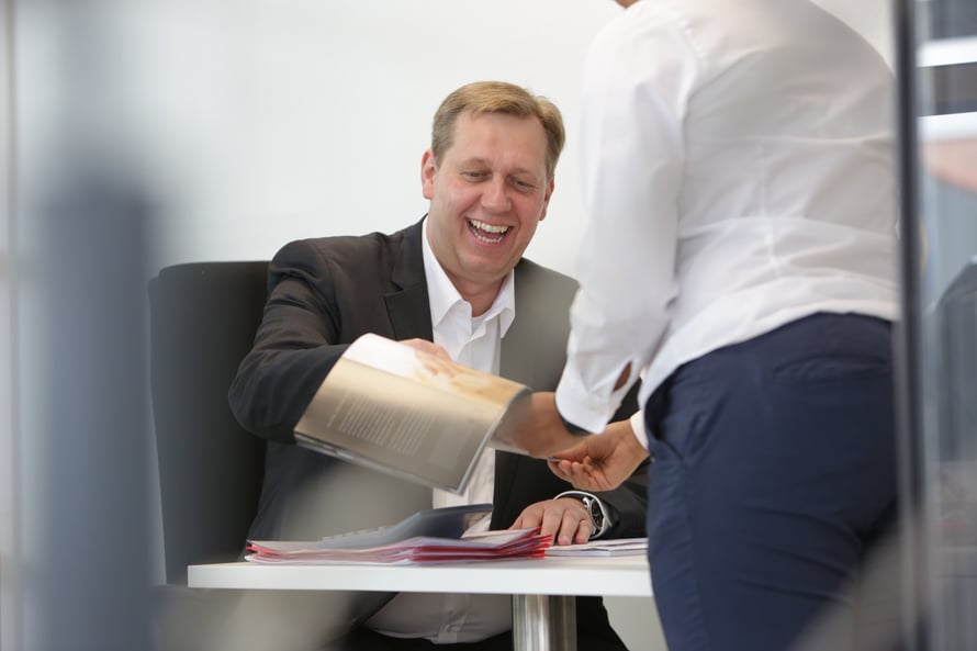 Ronny Karbaum, Verkaufsleiter im Autohaus Fischer in Celle, im Kundengespräch.