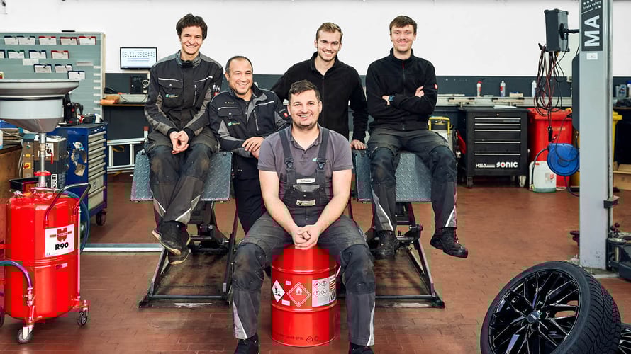 Sebastian Fischer und Mitarbeitende des Autohaus Fischer.