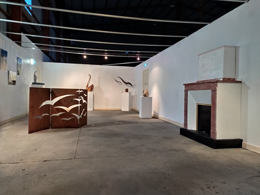 Une nouvelle cheminée installée dans la salle d’exposition attend le Père Noel !