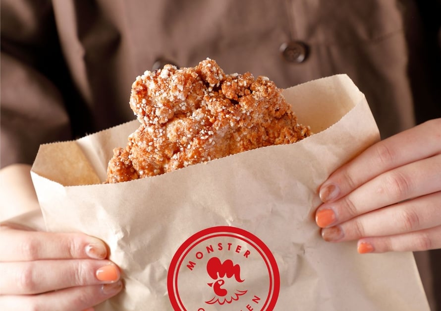 袋に入った大きなフライドチキンの写真