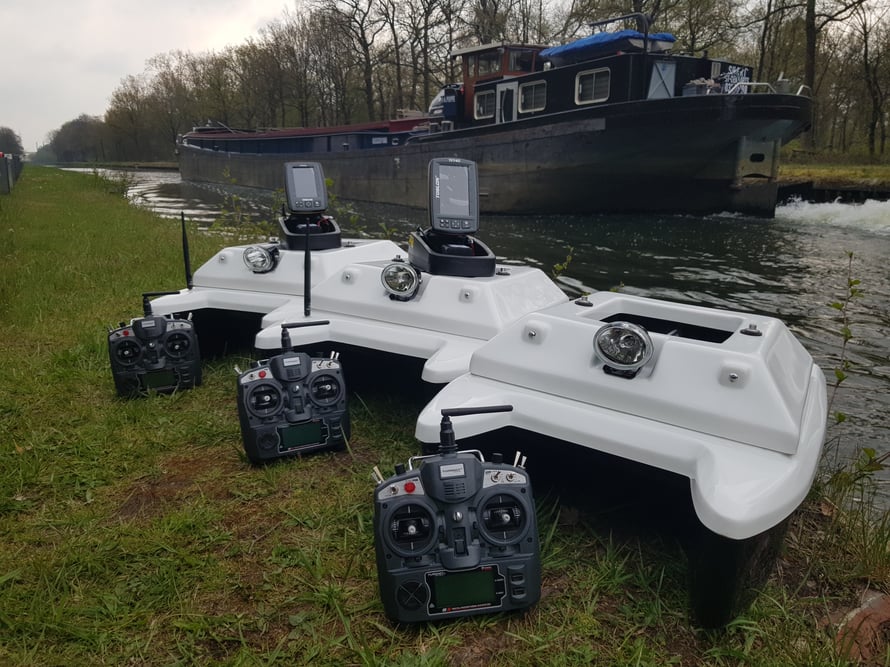 Voerboot - Voerboten - Baitboats - Baitboat- Pulse Bleu - Pulse Red - pulse Black - XR310 Toslon XR500 - autopilot - Carppilot pro - onderwatercamera - Toslon TF520 - visvinder - Fishfinders - visvinders - ToslonTF740 - karpervisser - Raymarine pro5 
