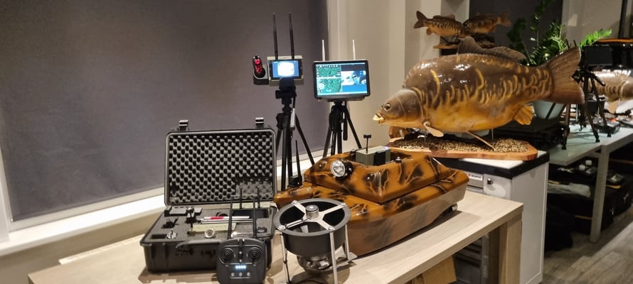 Voerboot Voerboten Baitbaots Pulse Bleu Pulse Red pulse Black XR310 Toslon XR500 autopilot Carppilot pro onderwatercamera Toslon TF520 visvinder Fishfinders visvinders ToslonTF740 karpervisser Raymarine pro5 3DCarps 