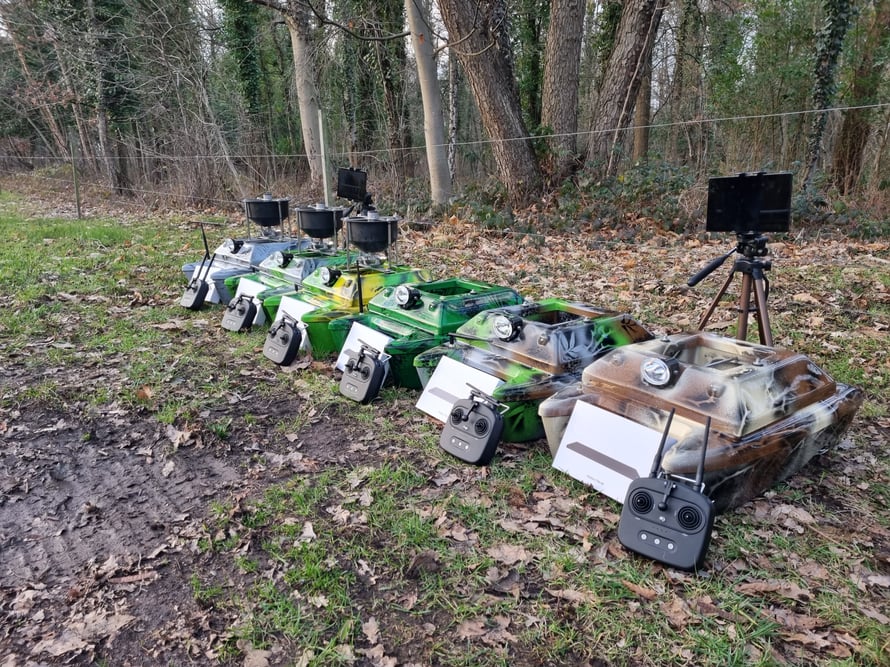 Voerboot - Voerboten - Baitboats - Baitboat- Pulse Bleu - Pulse Red - pulse Black - XR310 Toslon XR500 - autopilot - Carppilot pro - onderwatercamera - Toslon TF520 - visvinder - Fishfinders - visvinders - ToslonTF740 - karpervisser - Raymarine pro5 