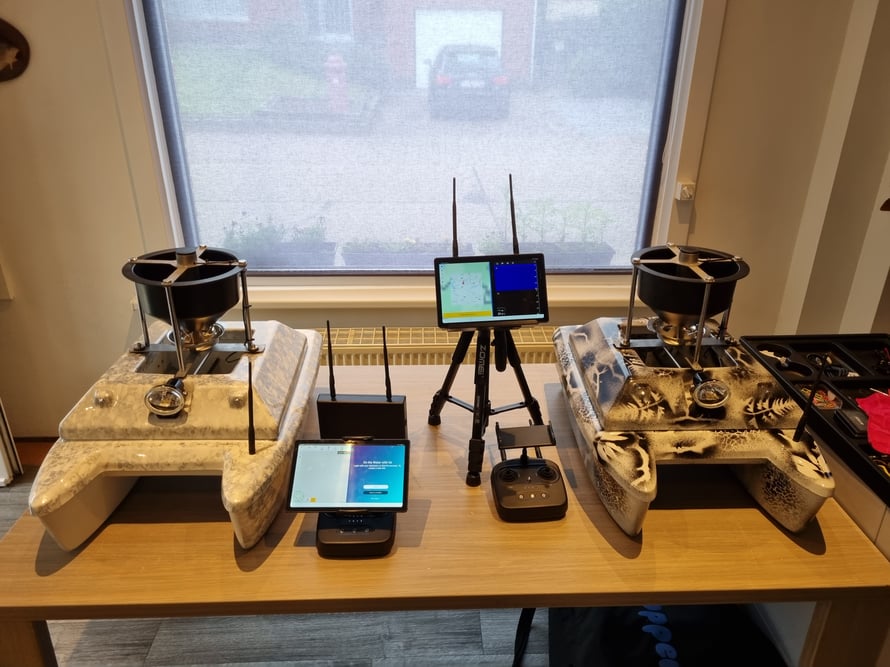 XR310,Toslon XR500,XR500 autopilot. Carp Pilot pro,onderwatercamera,Ultimate Stealth Cam Dubbele,Toslon,TF520,Ultimate Stealth cam,voerboten,baitboats,visvinder,fishfinder,visvinders,Toslon TF740,karper,Raymarine pro5,3DCarps ,voerboot,xr500