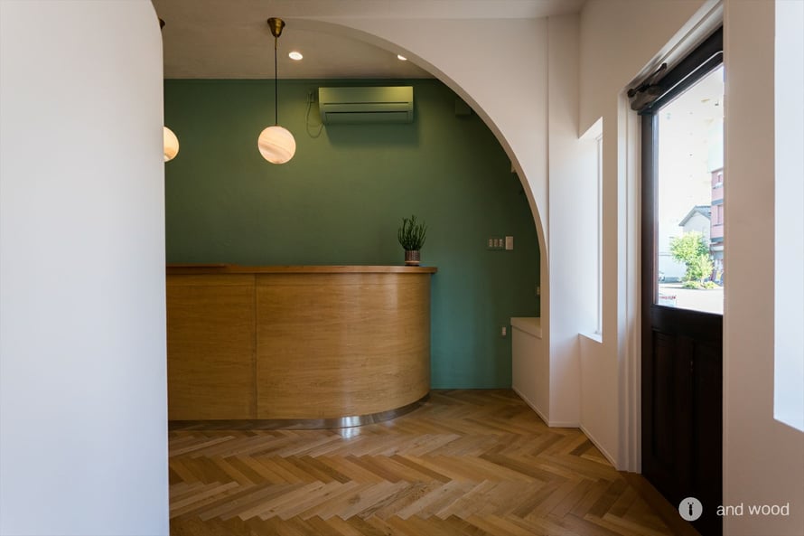 オーク  ヘリンボーン プライウッド ウレタン 施工事例 美容室 無垢フローリング andwood アンドウッド 1