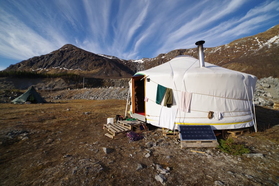 Autarke Energieversorgung einer Jurte in Norwegen mit einem 100 W Photovoltaik Modul und einem 45 W Thermoelektrischem Generator