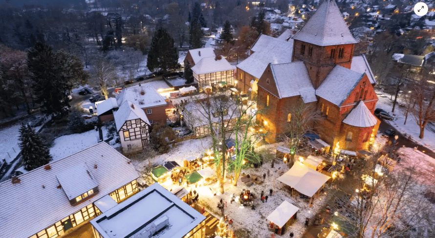 Vor der Stiftskirche reihten sich beim Bassumer Advent 2025 ein Stand an den nächsten und sorgten für lebendiges Markttreiben.