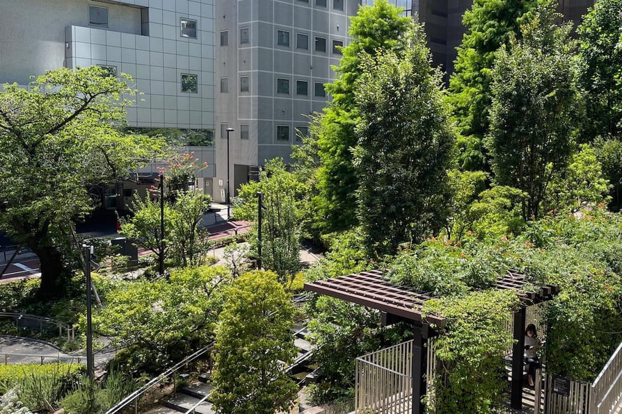 都市の緑あふれる休憩スペース ― 都市部でも五感を取り戻し自然との触れ合いを感じる時間