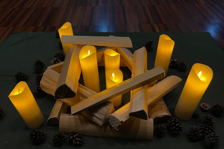 擬似ろうそくと薪で温かみを感じさせる灯 ― 内省と対話を促す五感を働かせた静かな灯りの演出